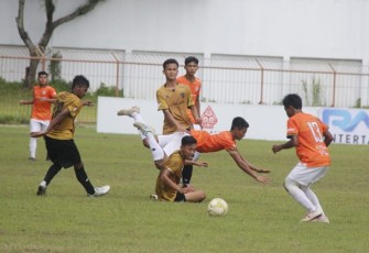 Para pemain dari Persika Karanganyar dan PSIP Pemalang saat berebut bola dalam laga babak 10 besar Grup F Liga 3 Jawa Tengah 2021, di Stadion Bumi Phala Temanggung pada Selasa (23/11/2021)
