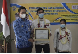 - Bupati Kendal Dico M. Ganinduto memberikan penghargaan kepada dua atlet yang telah menorehkan prestasi tinggi bagi Kabupaten Kendal pada kancah kejuaraan Asian Youth Para Games di Bahrain 2021