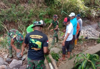 Keseruan Satgas TMMD 112 dan Warga Ketika Memindahkan Batu Dengan Estafet