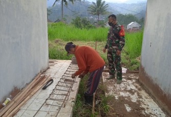 Satgas TMMD Bantu Merangkai Besi Slof Pondasi