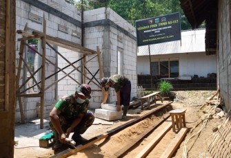Gerinda Menjadi Alat Pengahalus Kayu di RTLH Ibu Parti