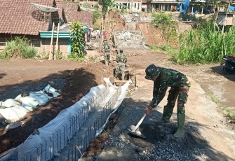 Satgas Angkatan Udara Cor Lantai Drainase