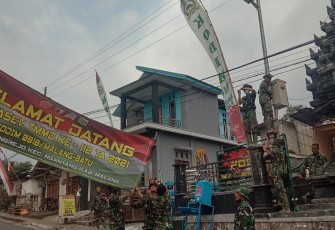 Satgas TMMD Pasang Banner Selamat Datang Tim Wasev