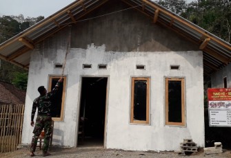 Racikan Plamir Percepat Pengecetan Sasaran TMMD 112