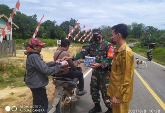 Danramil Rungan Terjun Langsung Bagikan Masker ke Pengguna Jalan