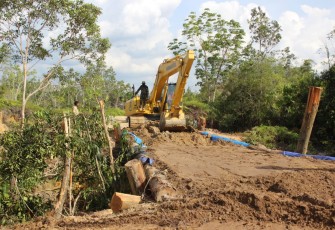 Dansatgas TMMD Tinjau Pembangunan Jembatan Penghubung Desa Kampuri