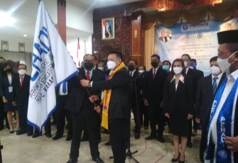 Pelantikan Pengurus DPC Peradi dan Pusat Bantuan Hukum (PBH) Peradi Kabupaten Karanganyar Periode 2021 - 2026, di Ruang Paripurna Gedung DPRD Karanganyar,  pada Rabu (15/12/2021) malam