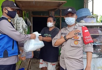 Kabid Humas Polda Jabar : Polisi Bagikan Bansos Untuk Warga Miskin di Pameungpeuk Ditengah PPKM 