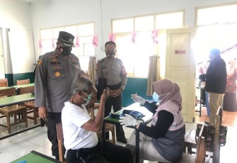 Kapolsek Banyuresmi-Polres Garut, Bersama Team Vaksinator PKM Sukasenang Laksanakan Vaksinasi Lansia Door to Door Ke Rumah Warga