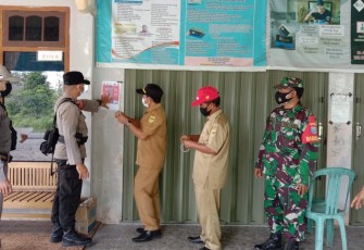Koramil Sepang dan Tim Satgas Covid Bersinergi Pasang Pamflet Prokes