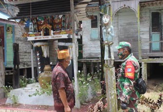 Tokoh Adat Kenalkan Makna Sandung Kepada Personel TMMD