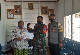 Babinsa Koramil Tewah Hadiri Penyerahan BLT Desa Tumbang Habaon