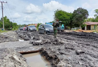 Sebagai pelintasan Truck bermuatan besar dari perusahaan swasta yang mengakibatkan beban cukup besar membuat jalan lintas provinsi Palangkaraya - Kurun rusak parah.