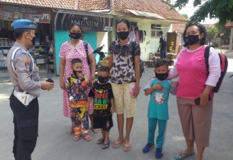 Kapolsek Kasokandel-Polres Majalengka, Tak Berhenti melakukan Himbauan PROKES dengan Sambagi Warga