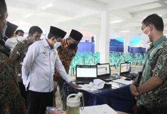 Sekretaris Daerah (Sekda) Hamka Sabri mengecek lokasi pelaksanaan Seleksi Kompetensi Dasar (SKD) CPNS 2021 provinsi Bengkulu di gedung Lembaga Pengembangan Teknologi Informasi dan Komunikasi (LPTIK) Universitas Bengkulu (UNIB), 29/09/2021.