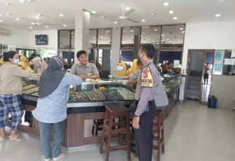 Sambang Toko Emas, Bhabinkamtibmas Polsek Jatitujuh Berikan Imbauan Kamtibmas dan Prokes