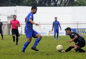 Pemain dari Persika Karanganyar dan PSISa Salatiga saling berebut bola dalam laga lanjutan babak 10 besar Grup F Liga 3 Jateng 2021, di Stadion Bumi Phala Temanggung, pada Kamis (25/11/2021).