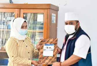 Penyerahan secara simbolis bantuan bedah rumah dilakukan langsung oleh Walikota Bengkulu Helmi Hasan