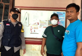 Kapolsek Kertajati-Polres Majalengka, Mensosialisasikan Pemasangan Pamflet Prokes Covid -19, Yang Dilaksankan oleh Bhabinkamtibmas