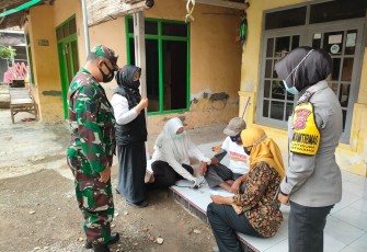 Sinergi Bhabinkamtibmas Polsek Jatiwangi Bersama Petugas Nakes Ajak Warga Lansia Untuk Vaksinasi 