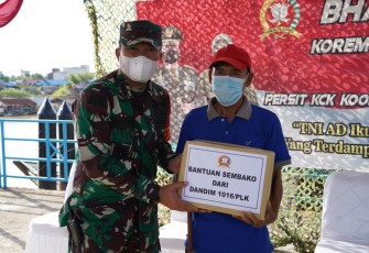 Dandim Palangka Raya Rutin Bagikan Sembako untuk Warga Terdampak Covid-19
