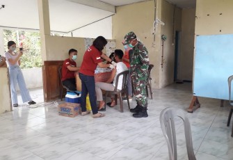 Babinsa Koramil Rungan Kawal Vaksinasi Dosis ke 1 Bagi 45 Warga Desa Tumbang Bunut