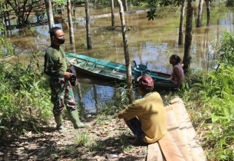 Aksi Kegiatan Sosial Praka Ngudi Setiyanto di Sela-Sela Aktivitas TMMD Reguler ke 112