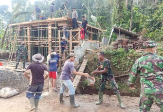 Gotong Royong TNI dan Warga Tuntaskan Pengecoran Mushola di TMMD 112 Tulungrejo