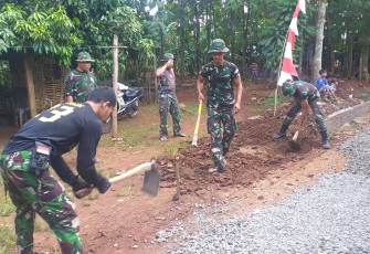 Satgas TMMD dan Warga Gotong Royong Lakukan Pengecoran Jalan