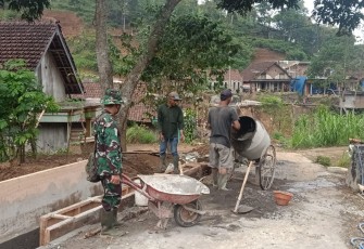 Antrian Bubur Cor di Lokasi TMMD 112 Kodim 0818