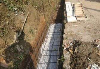 Plastik Cor Terpasang di Sasaran Drainase 
