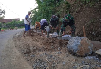 Potret Gotong Royong Satgas TMMD 112 