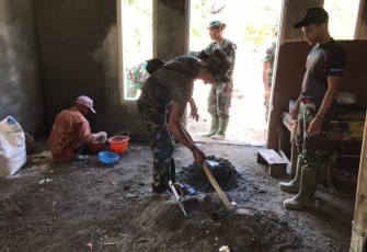 Adonan Plaster Lantai Siap di Lokasi TMMD 112 