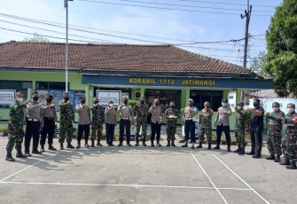 Kapolsek Jatiwangi Bersama Anggotanya Berikan Kejutan Dirgahayu ke-76 TNI