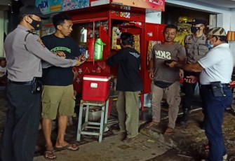 Upaya Cegah Penyebaran Covid-19, Polsek Rajagaluh Himbau Warga dan Bagikan Masker Saat Patroli Malam