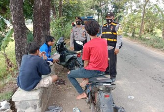 Patroli Dialogis Polsek Jatiwangi Sambangi Warga Sampaikan Himbauan Prokes Covid-19