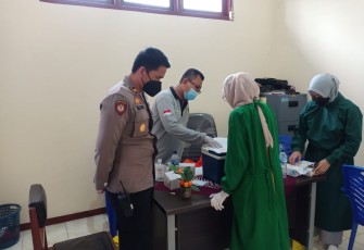 Polsek Cepiring Bersama Tenaga Kesehatan Puskesmas Cepiring Laksanakan Kegiatan Percepatan Vaksin 
