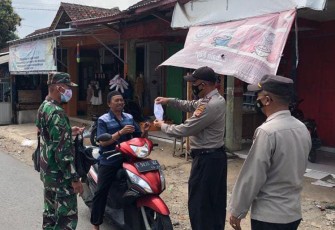 Operasi Yustisi Polsek Bantarujeg Bagikan Masker Gratis Upaya Untuk Mengedukasi Pentingnya Masker