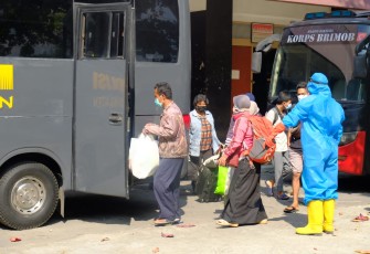 Aparat Gabungan Evakuasi 52 Warga Klaten Terkonfirmasi Positif Covid-19 ke Asrama Haji Donohudan