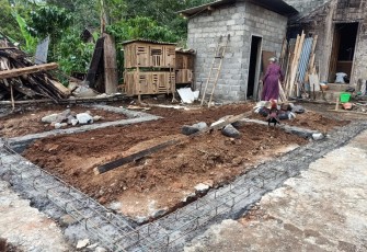 Pondasi Rumah Ibu Sulastri Sudah Kokoh 