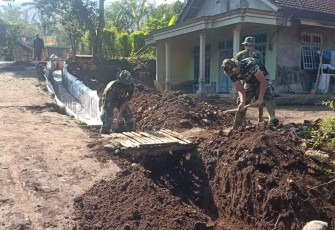 Geliat Cangkul Satgas TMMD 112 Kodim 0818