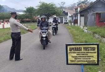 Polsek Cigasong Bagikan Masker Gratis ke Pengguna Jalan 