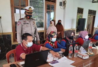 Polsek Jatiwangi Antar Jemput Warga Untuk Vaksinasi
