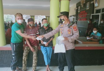 Bagikan Masker Kepada Warga, Patroli Polsek Kertajati Terus Berupaya Memutus Rantai Penyebaran Covid-19