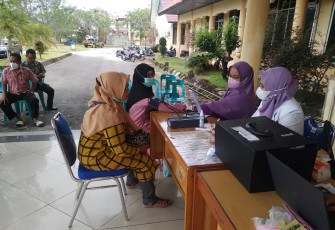 Pihak Dinas Kesehatan Kabupaten Aceh Singkil melalui Puskesmas Singkil saat melakukan vaksinasi.