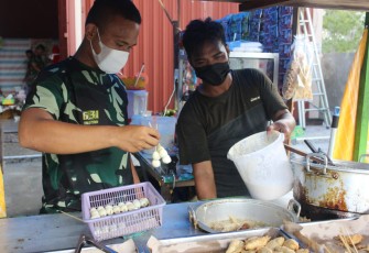 Personel TMMD Bantu Warga Kampuri Jualan Gorengan