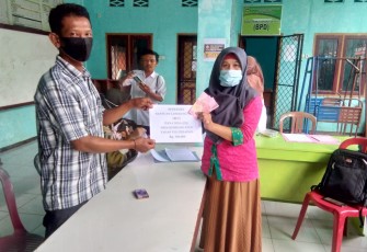 Desa Kembang Ayun Bagikan BLT DD Tahap VIII