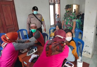 Anggota Polsek Patean Monitoring Vaksinasi di Desa Plososari Kecamatan Patean. Minggu 21/11/2021