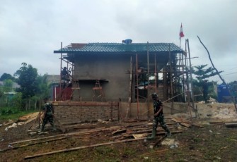 Satgas TMMD Pasang Atap Pos Kamling
