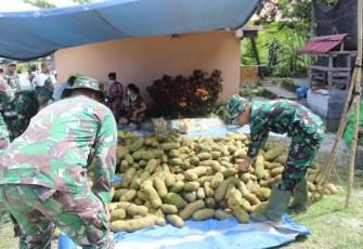 Personel TMMD Ke-112 Borong Dagangan Warga